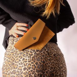 Petite Maroquinerie | JULES & JENN Pochette Enveloppe Cuir Upcycle Cognac